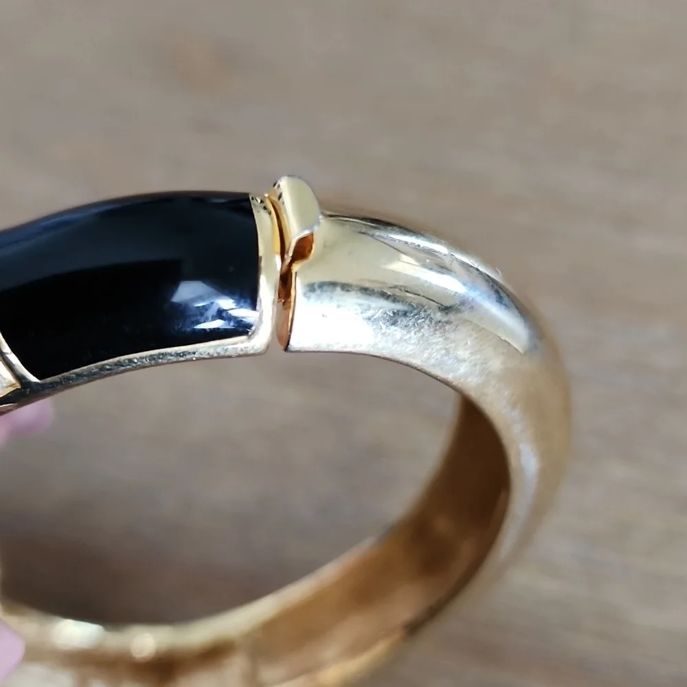 Vintage 1970s Jeweled Elephant Bracelet Gilt Metal Black Enamel Hinged Bangle - Picture 7 of 7